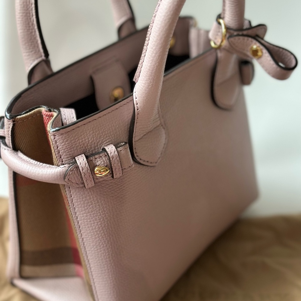 🌸New Burberry Grainy Calfskin House Check Baby Banner Tote Pale Orchid (NWT) - Picture 5 of 8